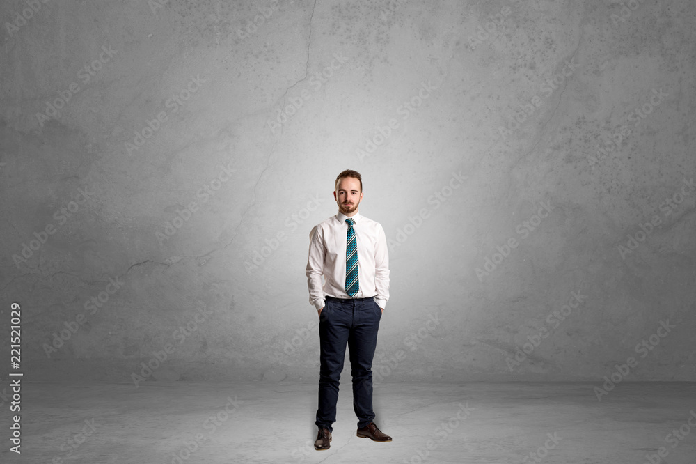 Obraz premium Alone handsome businessman standing in a dark empty room