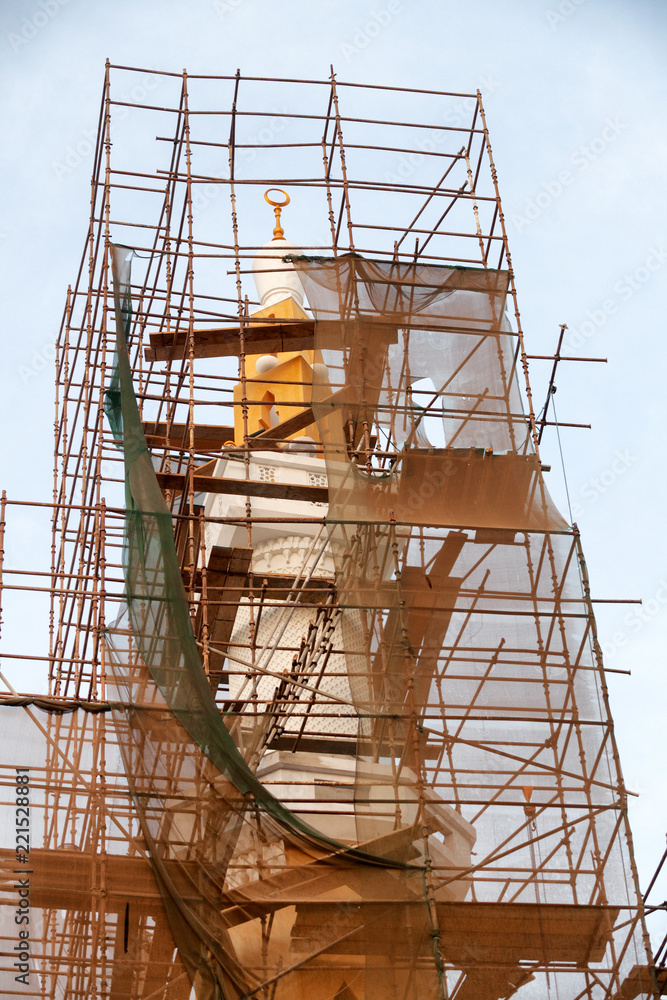 Obraz premium Mosque in Dubai undergoing repair