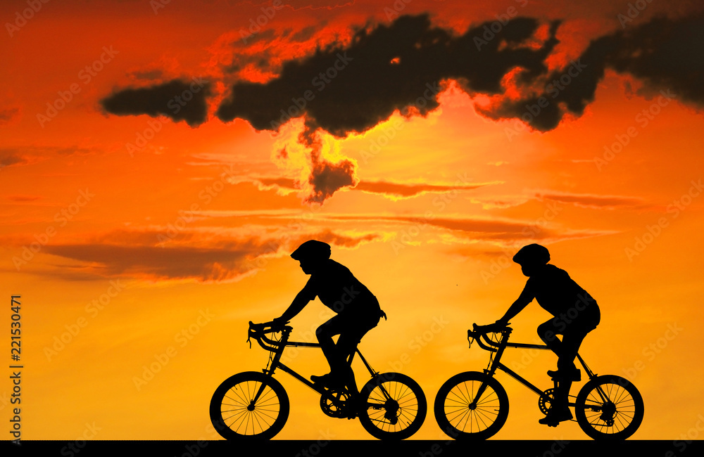Obraz premium Silhouette group friend and bike relaxing on blurry sunset background.