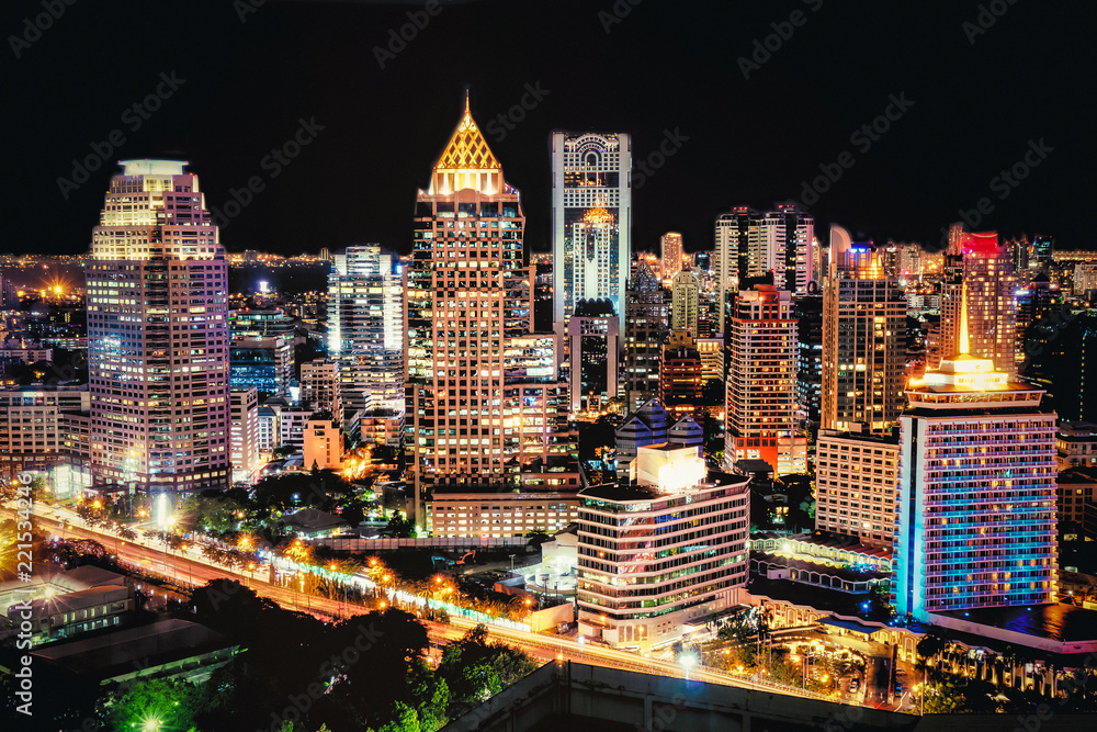 Obraz premium landscape scenery of buildings and skycrapers in the central business area of Bangkok city at nigjt