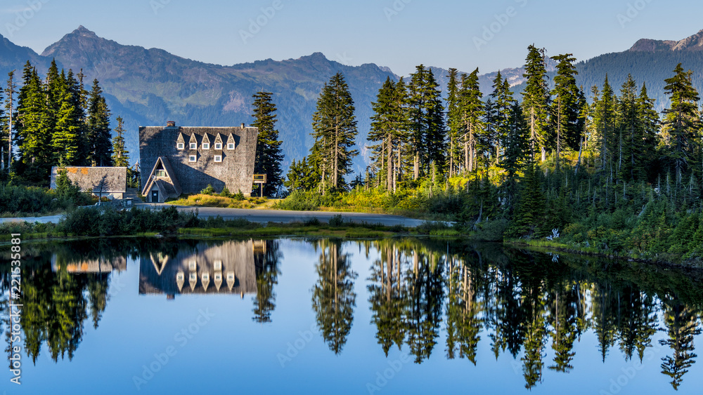 Obraz premium Pristine lodge mirroring in a lake at Mount Baker, Washington - USA.