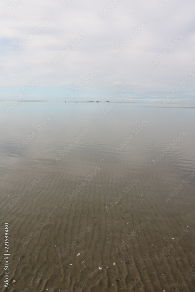 Blick aus dem Wattenmeer Cuxhaven auf die Insel Neuwerk bei ablaufenden Wasser Blick aus dem Wattenmeer Cuxhaven auf die Insel Neuwerk bei ablaufenden Wasser