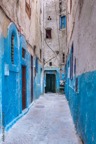 A small street in the medina of Essaouira in Morocco. The bottom of the walls is painted in blue © Louis-Michel DESERT