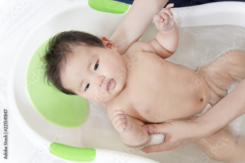新生児の入浴・沐浴方法を説明するマニュアル用写真、沐浴時の新生児の安心・赤ちゃんの抱え方イメージ