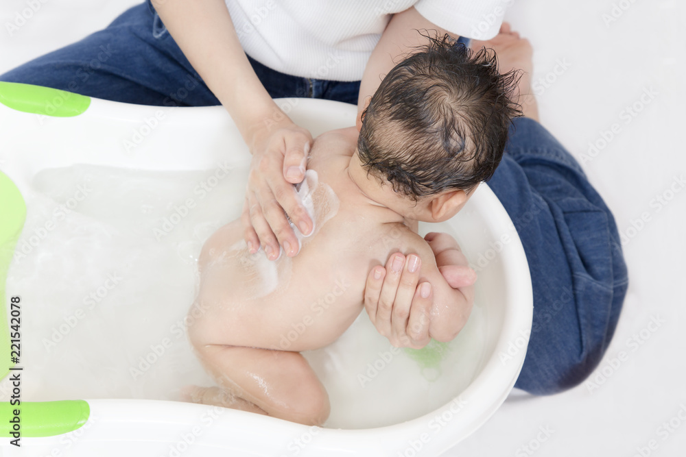 新生児の入浴 沐浴方法を説明するマニュアル用写真 背中 背部 後ろの洗い方 Stock Photo Adobe Stock