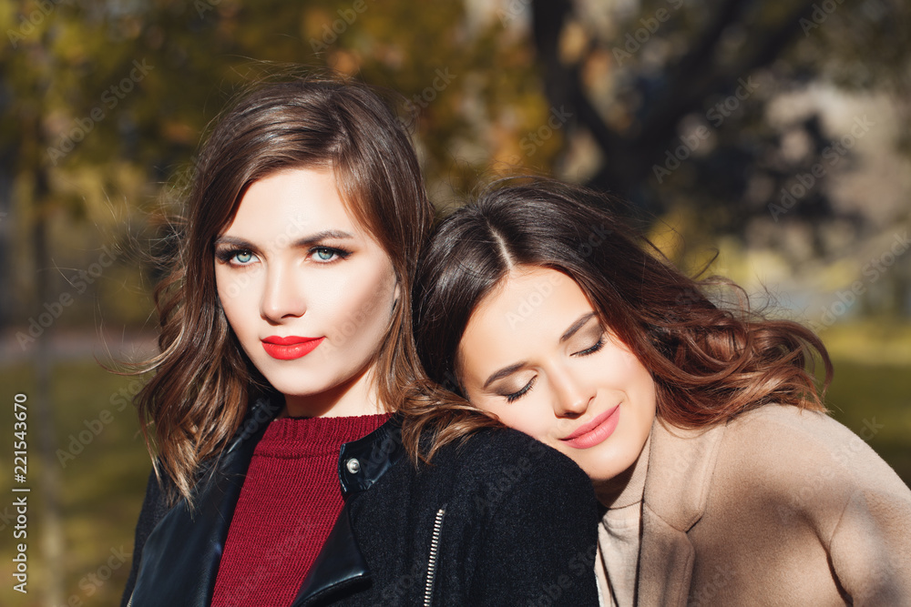 Obraz premium Perfect young women outdoor in autumn park