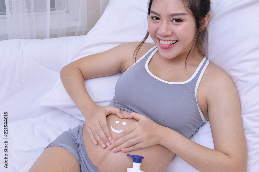 Pregnant woman needs to use lotion to applied to the skin for avoid the striae. Because skin at belly will more big every time. Pregnant woman needs to use lotion to applied to the skin for avoid the striae. Because skin at belly will more big every time.