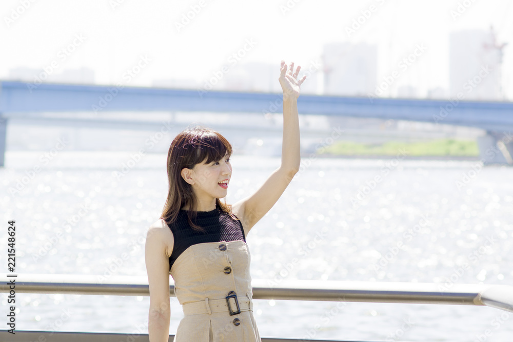手を振る女性 Stock 写真 | Adobe Stock