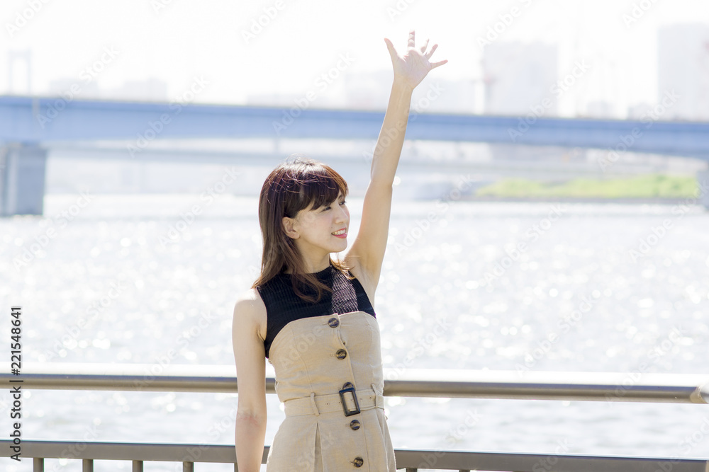 Obraz premium 手を振る女性