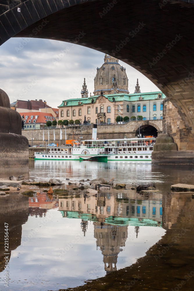 Fototapeta premium Dresden bei Niedrigwasser