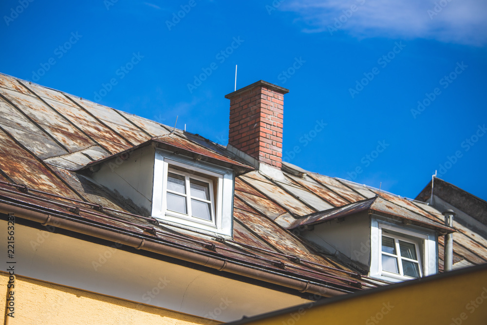 Dachfenster eines Hauses, blauer Himmel Dachfenster eines Hauses, blauer Himmel