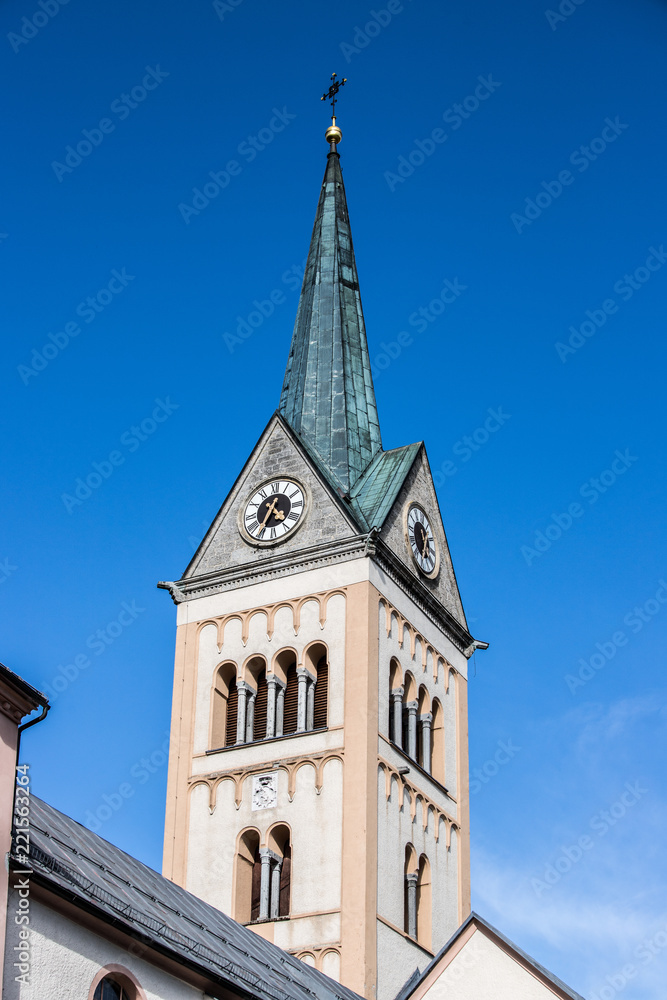 Kirchturm der Radstädter Kirche, blauer Himmel, Sommer