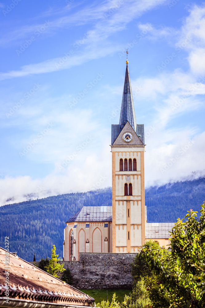 Kirchturm der Radstädter Kirche, blauer Himmel, Sommer