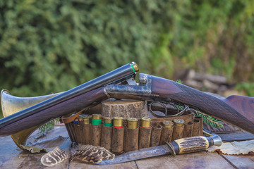 Papier peint photo Chasser Fusil vintage et accessoires de chasse  © stsvirkun