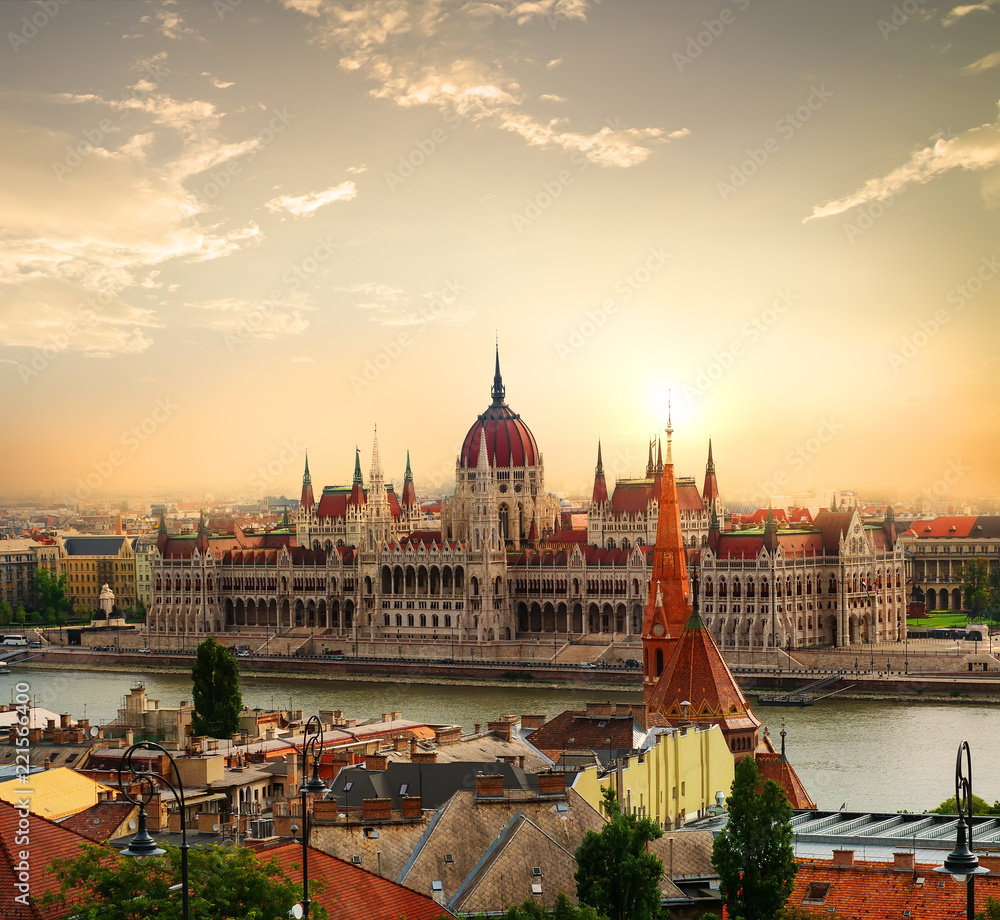 Obraz premium Parliament at sunset