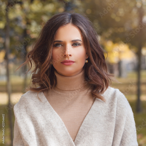 Fotografia Beautiful brunette woman ith healthy wavy hair and makeup outdoor, portrait, fem