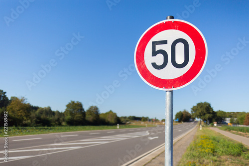 Straße mit 50er Schild