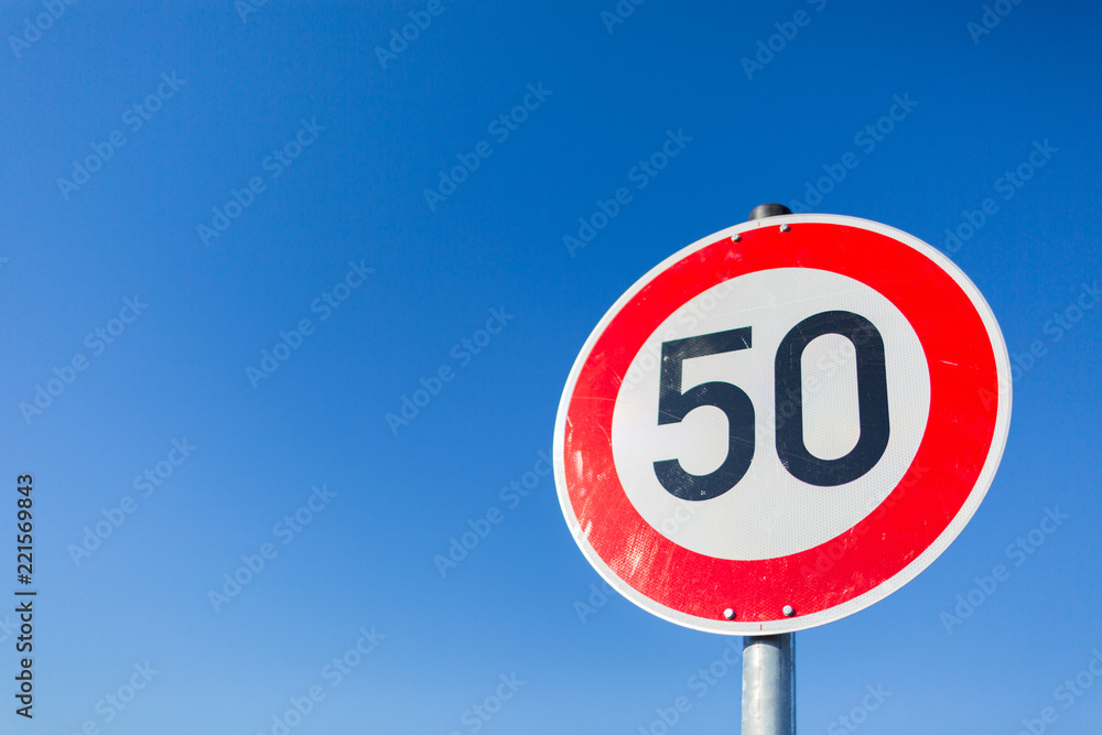Verkehrsschild 50 mit blauem Hintergrund Textfreiraum Verkehrsschild 50 mit blauem Hintergrund Textfreiraum