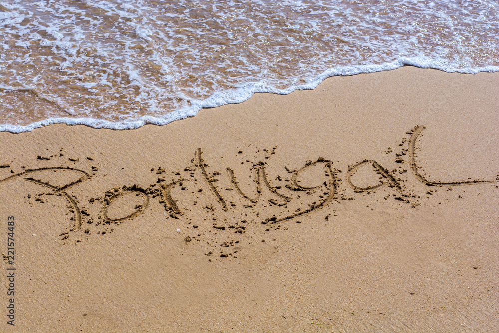 Das Wort Portugal in einen Sandstrand geschrieben