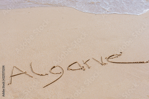 Das Wort Algarve in den portugiesischen Strand geschrieben photo