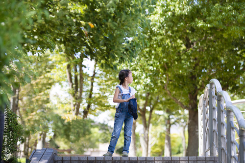 公園で遊ぶ女の子