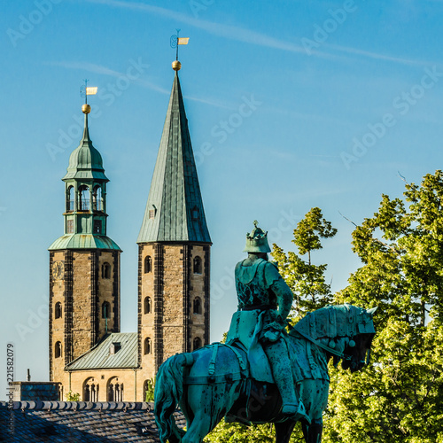 Goslar Marktkirche und Barbarossa-Statue photo