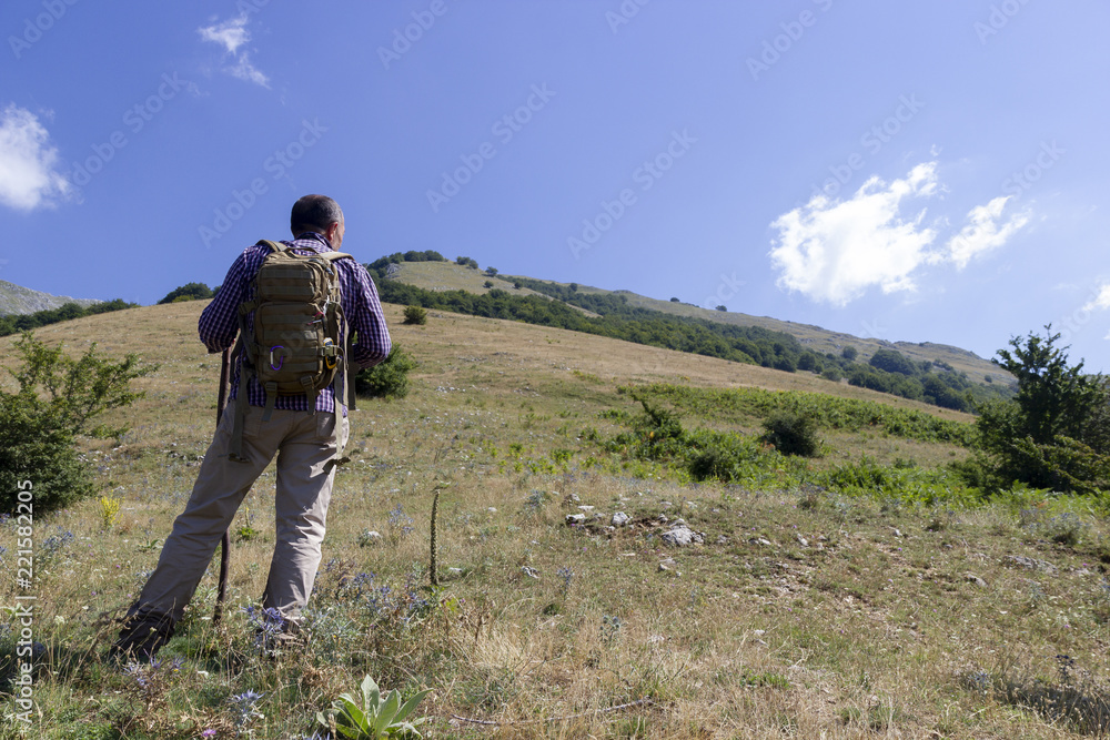 Naklejka premium Hiker on the summit of a mountain