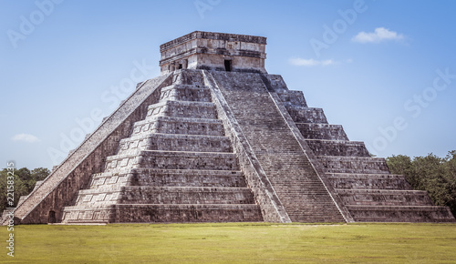 Old maya temple in Chichén Itzá, mexico