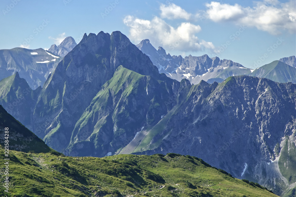 Bergpanorama mit Blick auf den Höfats im Sommer