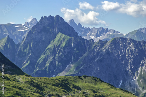 Bergpanorama mit Blick auf den Höfats im Sommer
