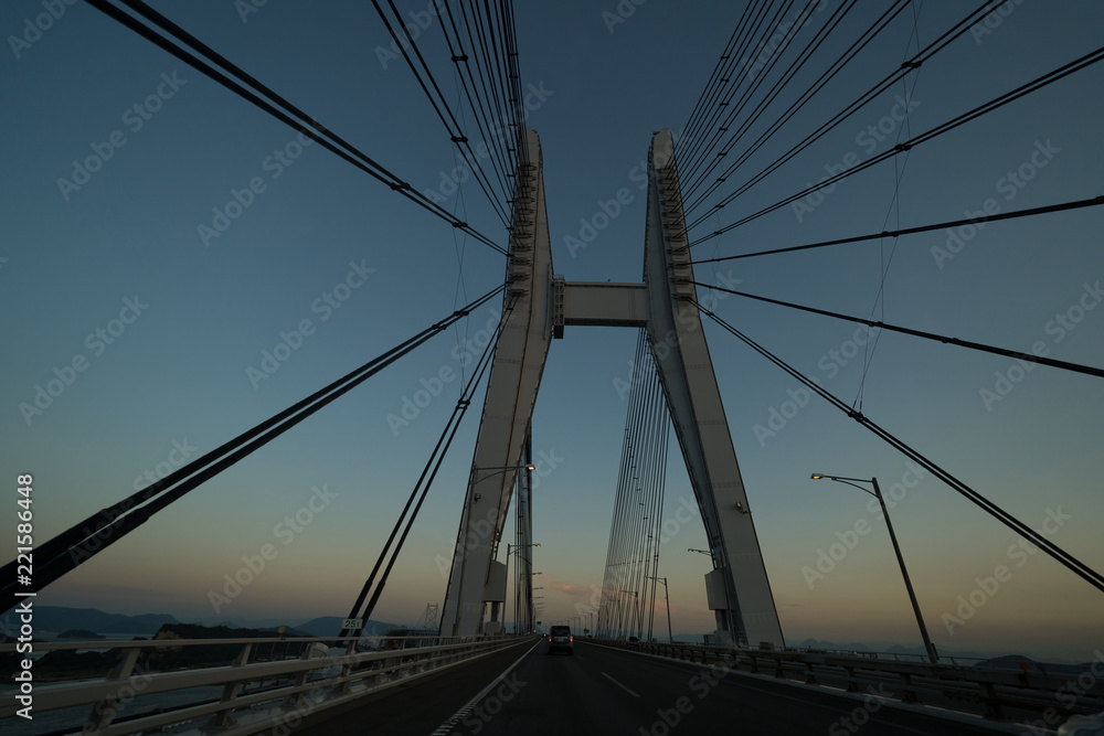 Fototapeta premium Strzał z mostu Seto Ohashi o zmierzchu (most Iwagurojima)