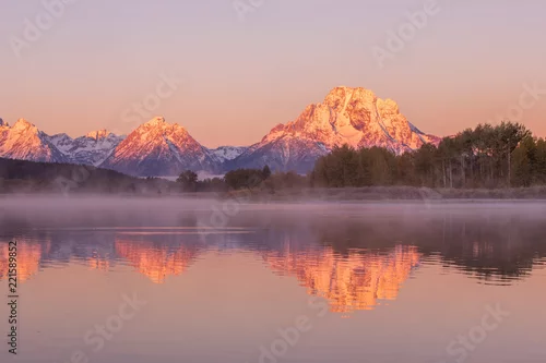 Fototapeta Wschód słońca odbicie Tetons jesienią