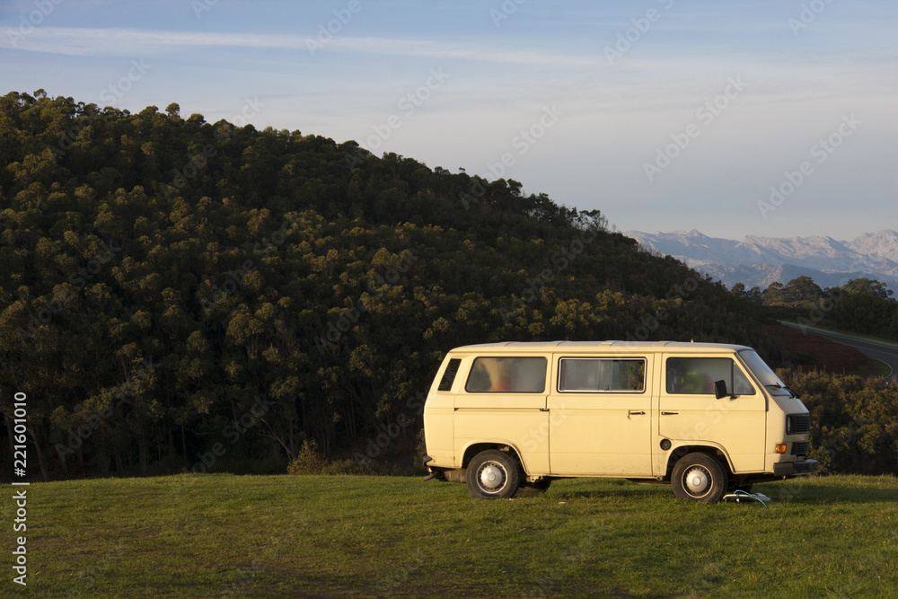 Furgoneta clásica para viajar acampada en medio de la naturaleza Furgoneta clásica para viajar acampada en medio de la naturaleza
