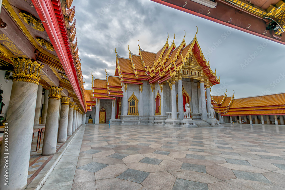 Obraz premium Temple in Bangkok, Beautiful Thai Temple Wat Benjamaborphit in Thailand