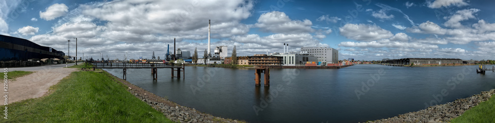 Panorama im Bremer Industriehafen, mit Wolkenstimmung