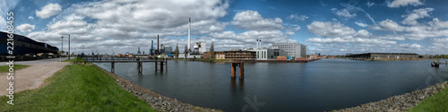 Panorama im Bremer Industriehafen, mit Wolkenstimmung