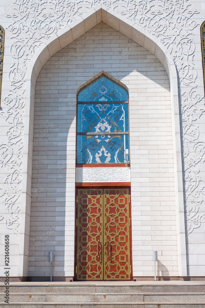 Obraz premium Beautiful carved doors to the white building.