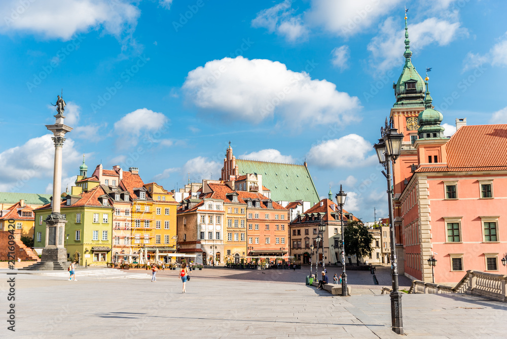 Fototapeta premium Warszawa / Polska - 20 sierpnia 2018: centralny plac z kolorowymi domami w Warszawie. Europejska architektura starego miasta w Polsce. Koncepcja podróży i krajobrazu miasta.