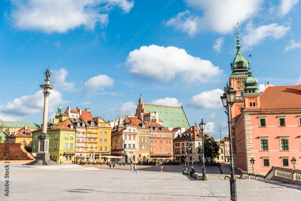 Obraz premium Warszawa / Polska - 20 sierpnia 2018: centralny plac z kolorowymi domami w Warszawie. Europejska architektura starego miasta w Polsce. Koncepcja podróży i krajobrazu miasta.