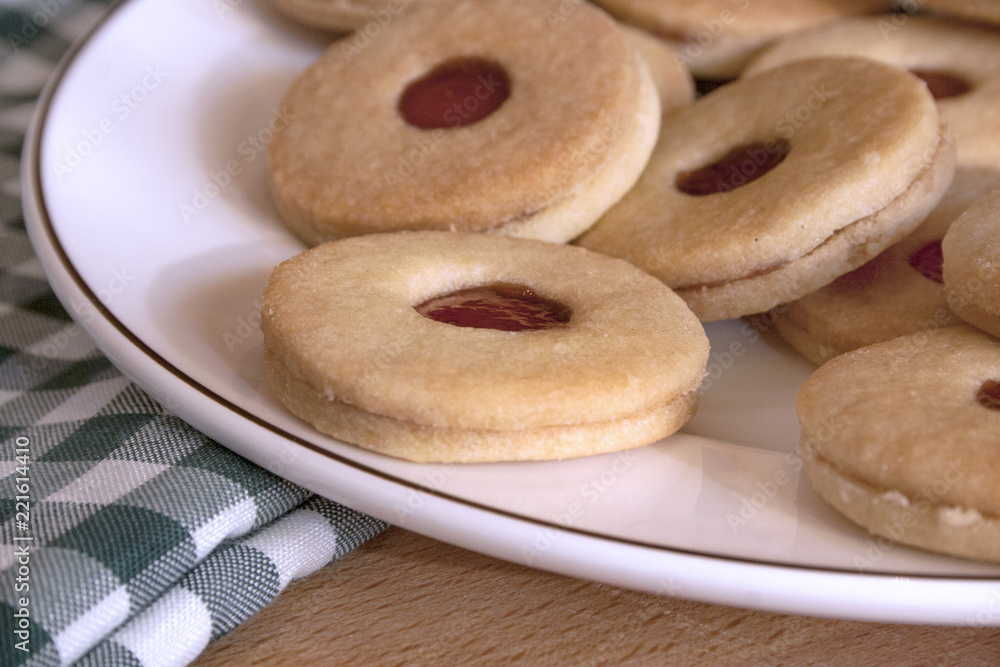 Plätzchen mit Gelee gefüllt Plätzchen mit Gelee gefüllt