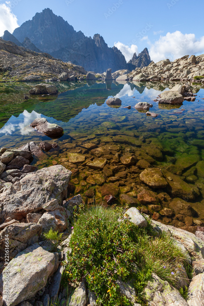 Vue du lac Balaour dans le Mercantour