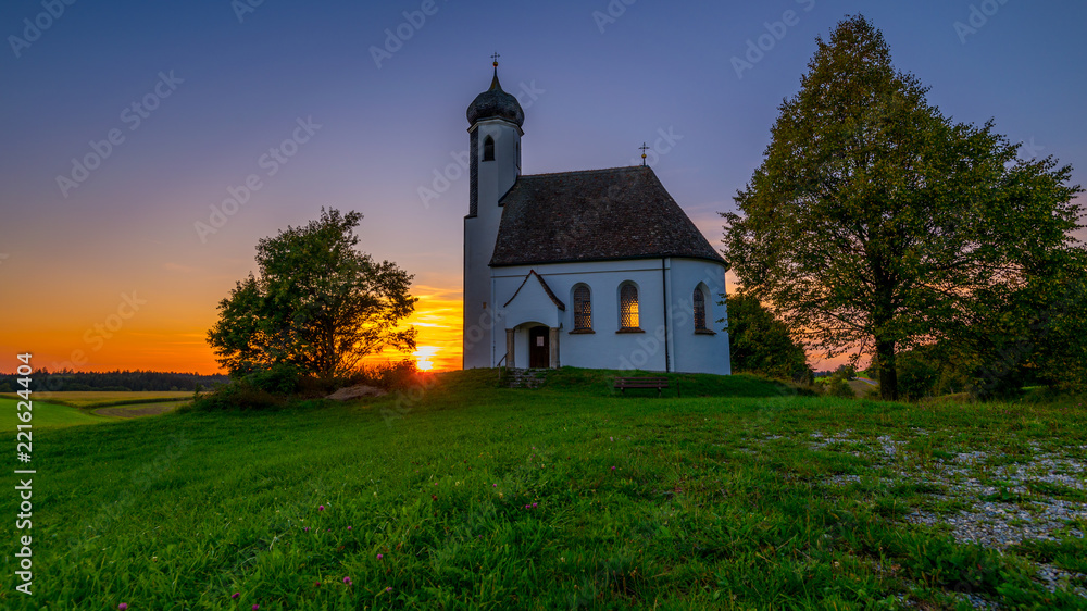 Sonnenuntergang- kleine Kirche in Wessobrunn Sonnenuntergang- kleine Kirche in Wessobrunn