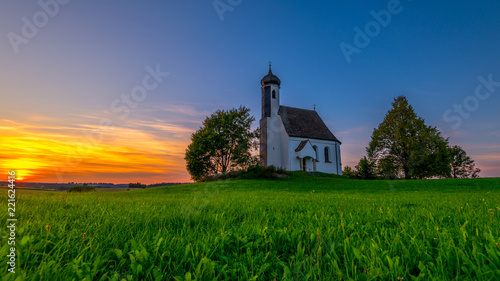 Sonnenuntergang- kleine Kirche in Wessobrunn © T. Linack