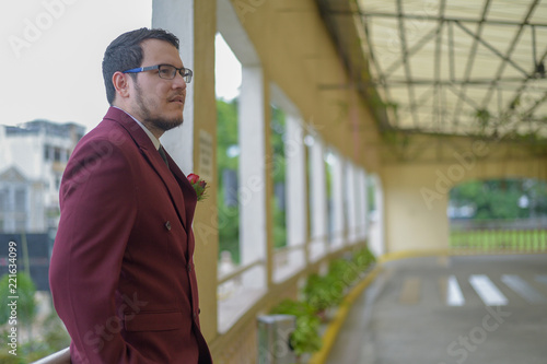 Wallpaper Mural Novio a la espera de su futura esposa Torontodigital.ca