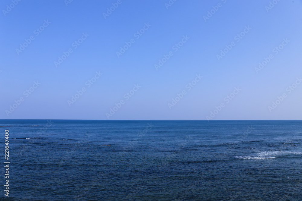 青空と青い海を分ける水平線