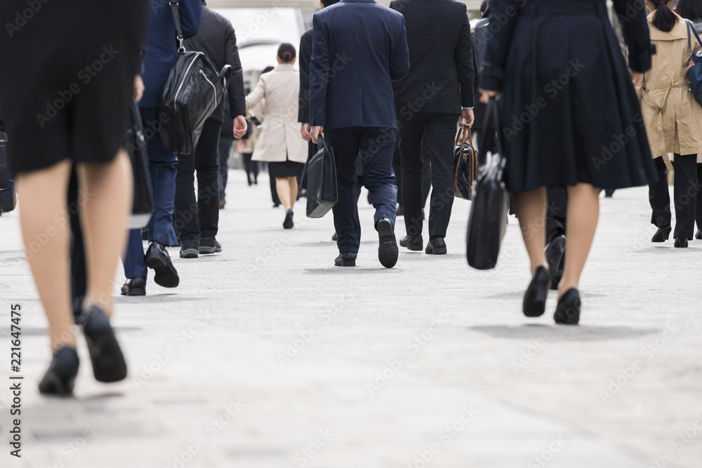 若いスーツ姿の足元の風景