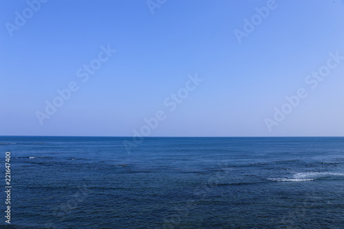 青空と青い海を分ける水平線
