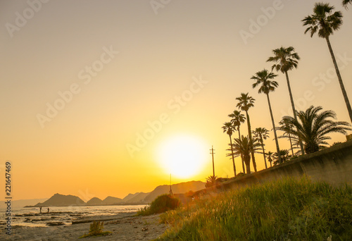 海岸に沈みかけた夕日