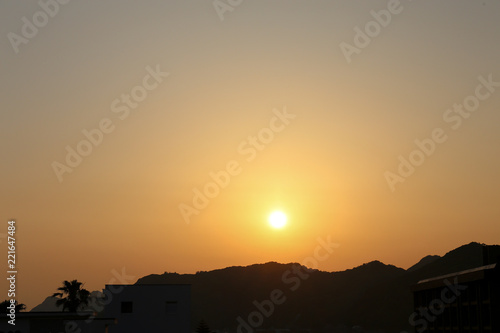 連なる山に沈む夕日 photo