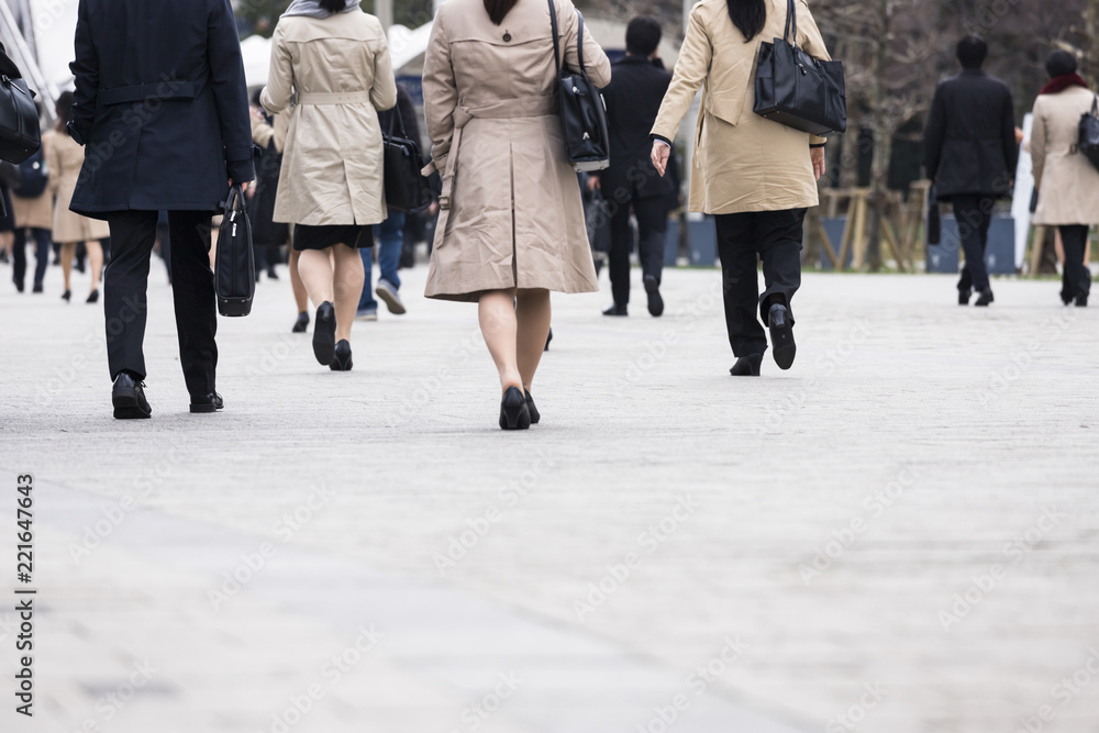 Obraz premium 若いスーツ姿の足元の風景